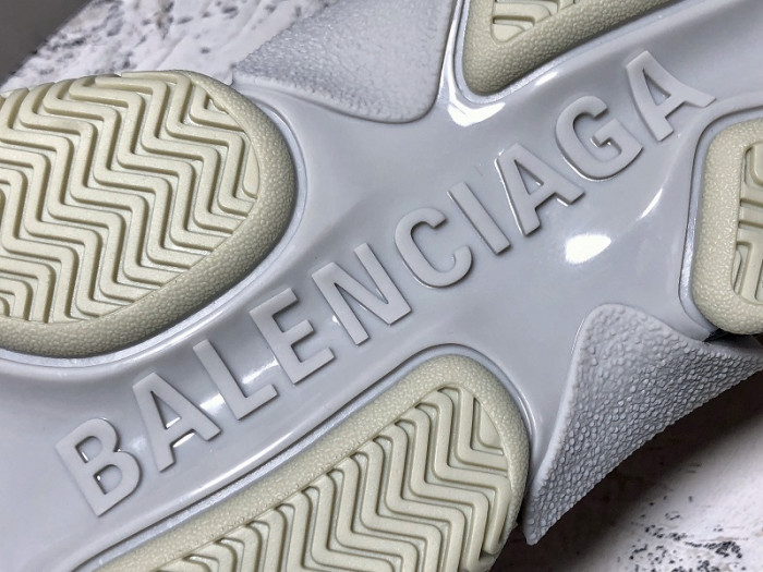 blcg triple s trainer grey red 536737 w09oh 6151