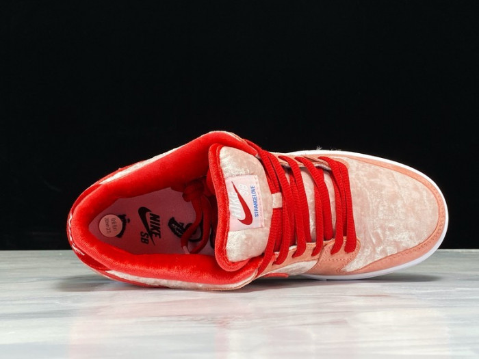 nike sb dunk low strangelove skateboards ct2552-800