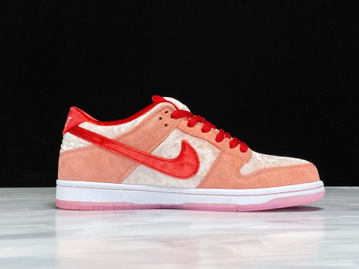 nike sb dunk low strangelove skateboards ct2552-800