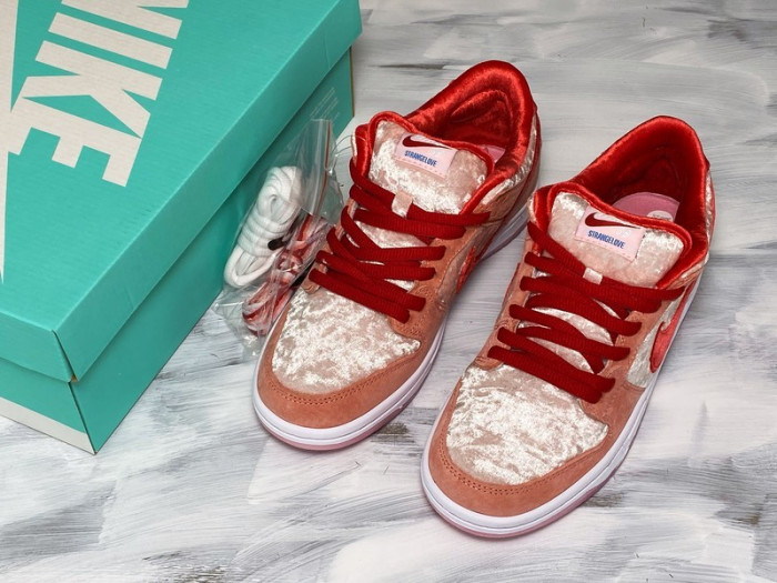 nike sb dunk low strangelove skateboards ct2552-800