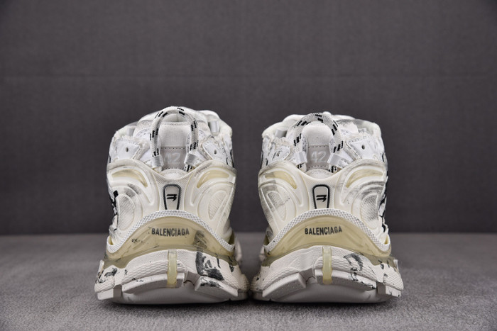 blcg runner graffiti 677403 w3rbq 9010