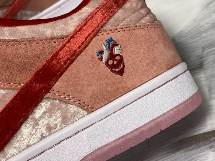 nike sb dunk low strangelove skateboards ct2552-800